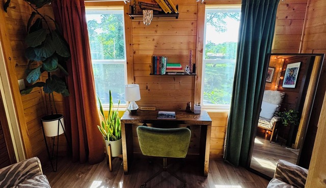 Cozy 1-bedroom tiny home log cabin in Flat Rock with amazing outdoor space! in Flat Rock
