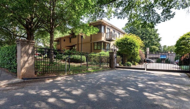 Cozy 2-bedroom condo in Charlotte close to all city entertainment