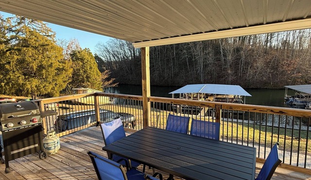 Cozy 2-bedroom Family Friendly Lakefront Chalet