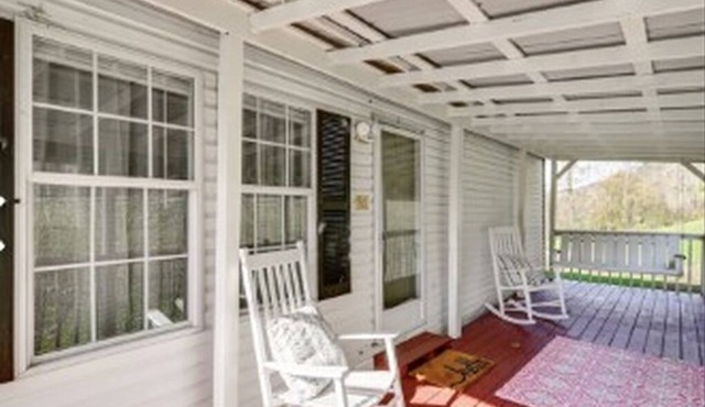 Cozy 2-bedroom mobile home in serene Oneida with AC