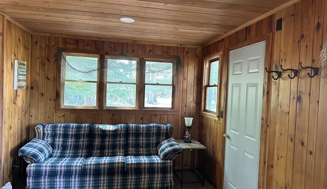 Cozy 3-bedroom cabin on Wisconsin River Chain - 200' from the Beach Bar & Grill in Rhinelander