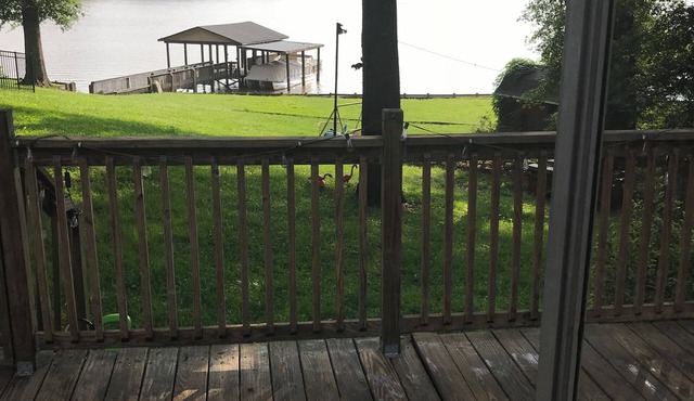 Cozy 3-bedroom cabin with boat dock, AC and WiFi in enchanting Belmont