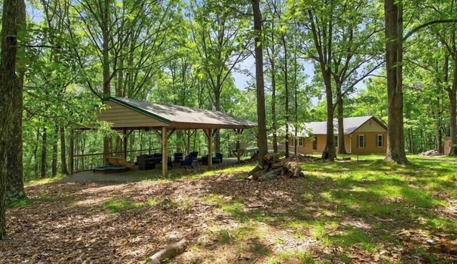 Cozy 3BR chalet w/hot tub & BBQ grill