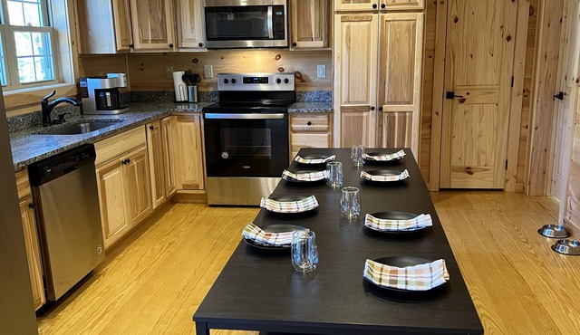 Cozy Cabin in Rumbling Bald, Pet friendly with views of the rolling creek