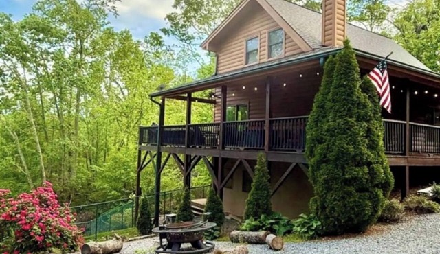 Cozy Cabin Retreat! Pet Friendly w/Community Lake & Pool, Hot Tub + more!