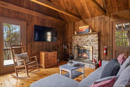 Cozy cabin w grill deck & game room