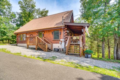 Cozy Cabin w/Hot Tub < Half-Mi to Douglas Lake!