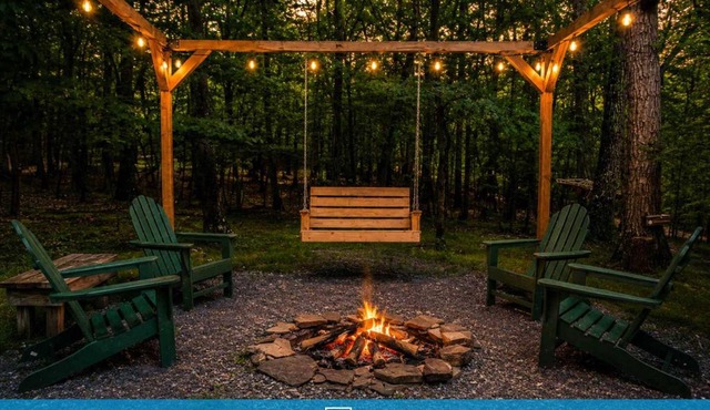 Cozy Cabin w Hot Tub Fire Pit & Loft Getaway in Berkeley Springs