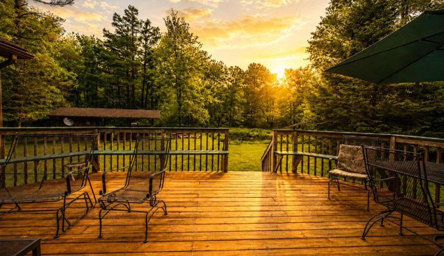 Cozy Cabin w Pavilion Deck Fireplace & FirePit