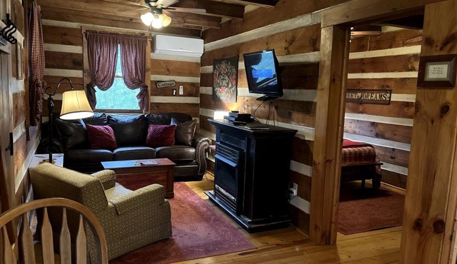 Cozy Cabin with a Hot Tub in Galax, Virginia - Perfect for a Romantic Glamping Getaway near the New River in Galax