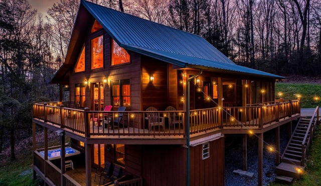 ★Cozy Cabin with Hot Tub, Game Room, and Fire pit!★ Wears Valley!