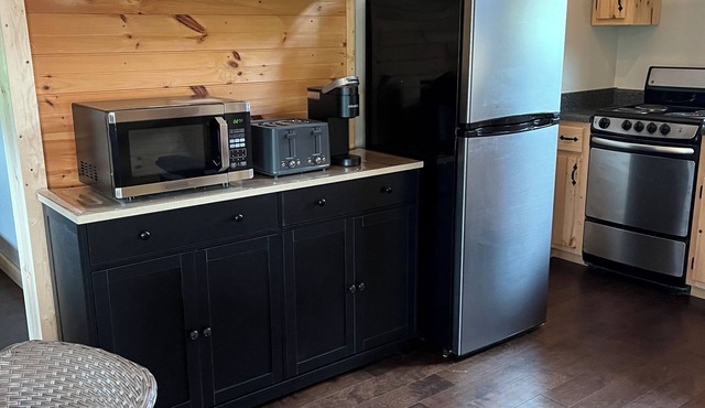 Cozy cabin with loft in midst of farmland WiFi, AC, washer-dryer