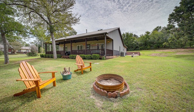 Cozy Checotah Retreat w/Deck Near Eufaula Lake in Checotah