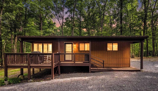 Cozy Cottage w Fireplace, FirePit & Resort Access