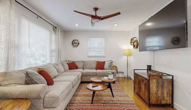 Cozy dog-friendly house w/fenced yard, deck, firepit, EV charger, wifi, w/d
