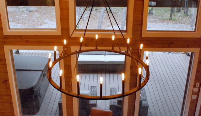 Cozy Hilltop Hideaway at Lake Eufaula. Back deck Hot tub and balcony Lakeview! in Eufaula