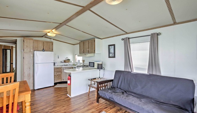 Cozy Lakefront Home in Ocala w/Deck, Grill + A/C! in Silver Springs