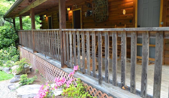 Cozy Log Cabin for Getaway in the Mountains near Cherokee, North Carolina