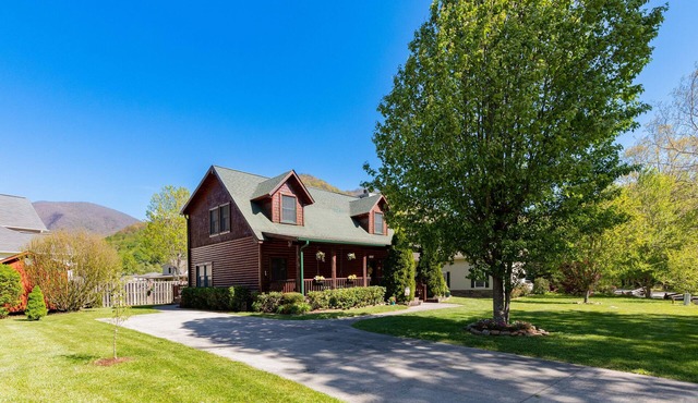 Cozy Log Cabin/Mountain Views & Rushing Creek/Pet-Friendly