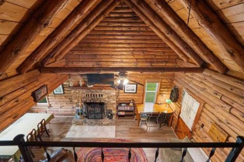 Cozy Log Cabin w Porch Fire Pit Games & River in Maurertown