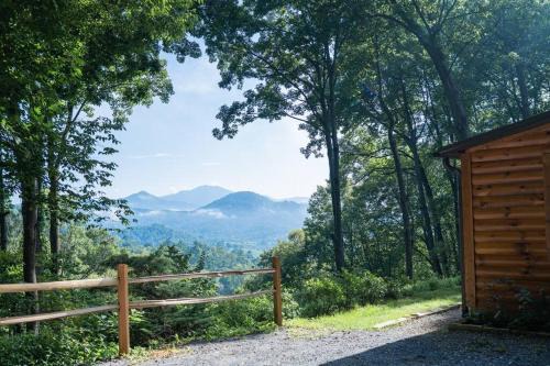 Cozy Mountain Cabin - Majestic Views at 3100 ft