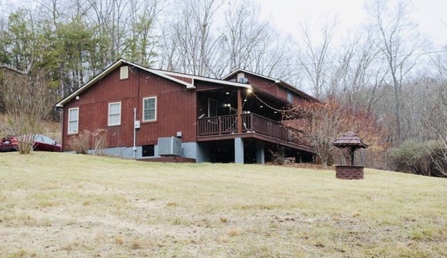 Cozy Mountain Retreat with Pickle-ball Court. Pet Friendly!