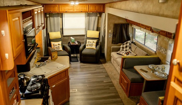 Cozy RV with fire pit on 7 acres in Winder ONLY 20 minutes from the UGA stadium in Winder