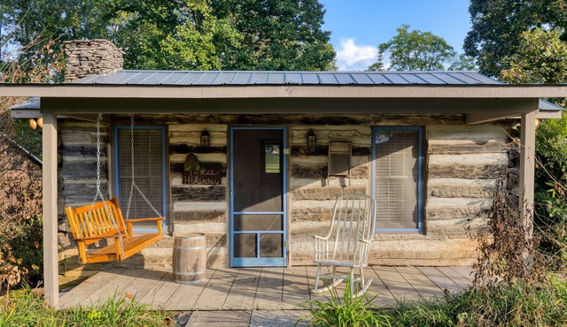 Cozy Studio + Hot Tub | 30 Mins to Knoxville | Amber Cabin