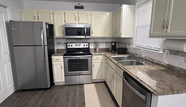 Cozy townhome in adorable Bristol with WiFi, AC and dedicated Work area