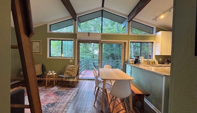 Cozy Wintergreen Retreat - Hot Tub, Walk to resort, Hiking trail in backyard in Wintergreen Resort