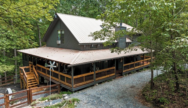 Cozy wooded cabin in beautiful Blue Ridge, close to town & Toccoa River