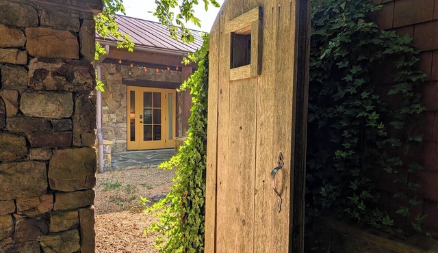 Crane Creek Vineyards- Suite w/Private Courtyard