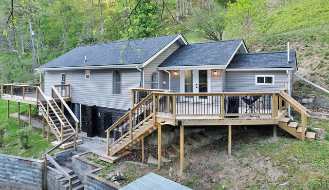 Creekfront cabin on Tumbling Creek with 2 bed, 2 bath and dog friendly!