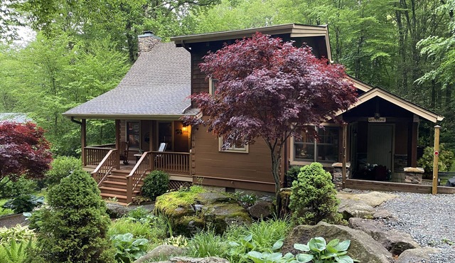 Creekside Comfort NC - Creekside cabin minutes from amazing hiking and skiing.