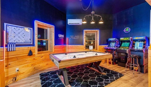 Creekside Log Cabin with Hot Tub & Arcade Games