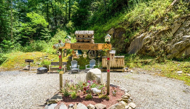 Creekwood Cabin-Hot Tub - Secluded - Covered Porch
