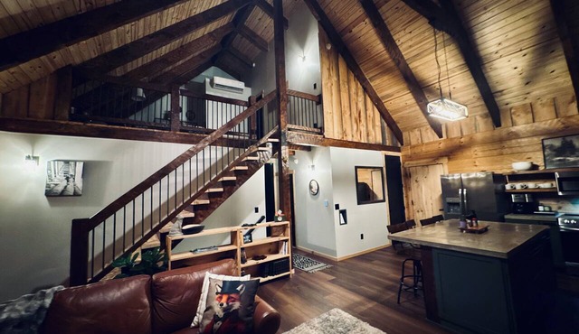 Custom Log Cabin Hot Tub Friendly Close to River,Wineries,Breweries