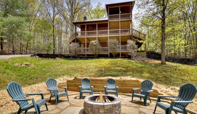 Custom Tennessee Mountain Retreat- Close to Whitewater Rafting & Ziplining