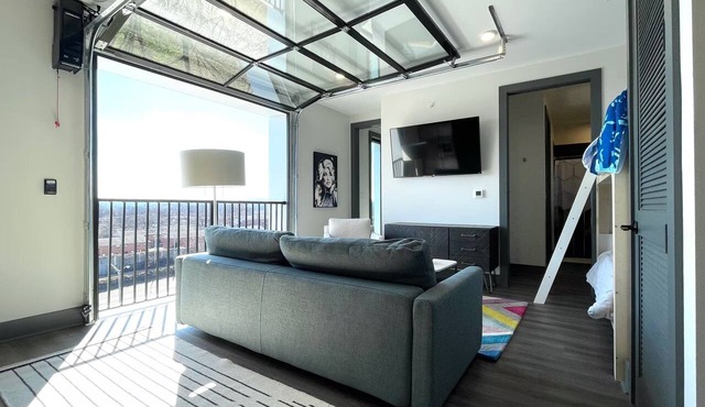 Cute Condo + Rooftop, 5 min to Broadway