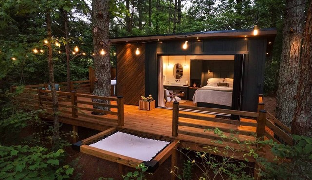 Cute Elevated Tiny House with Private Hot Tub for Romantic Escapes in Alabama in Guntersville