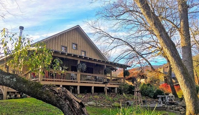 Deep Creek Waterfront Home Hot Tub Pool Table Minutes to Downtown & GSMNP