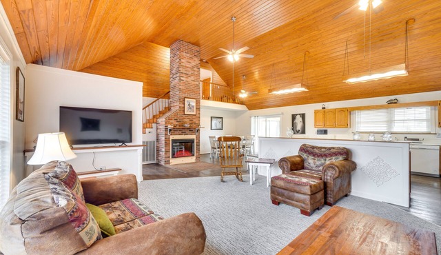 'Deer Lake Lodge' on 700 Wooded Acres in Dayton!