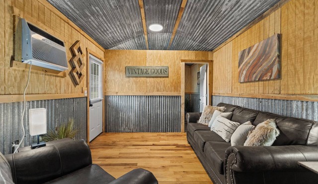 Direct Access to Brimstone Trails. Stylish Cabin. Hot Tubs. Fire Pits. Pets