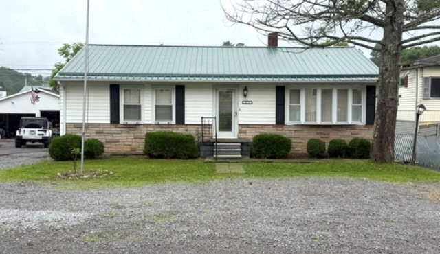 Dirtman Digs is a Spacious 4-bedroom house in welcoming Bluefield with AC