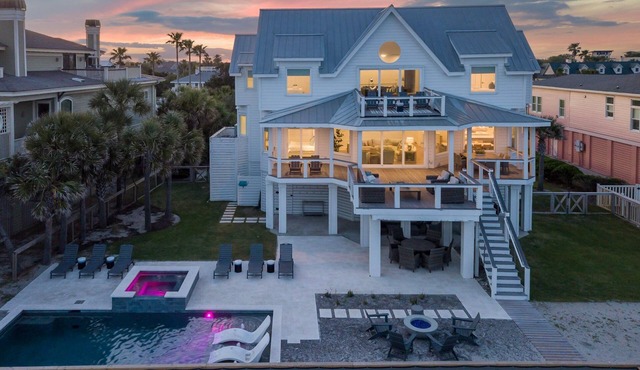 Discounts! Beautifully decorated 206 Ocean Blvd. Oceanfront, Pool/Hot Tub, Elevator