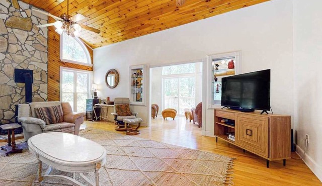 Doe Heights Chalet Cabin in Clarkesville