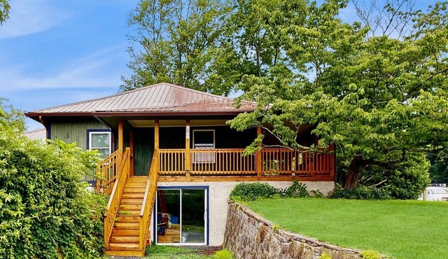 Dog-friendly farm cottage with patio, walk to dining & Ecusta Trail, ac
