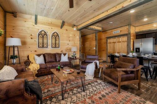 Dog Friendly New Cabin w/Hot Tub, Game Room & 4-m