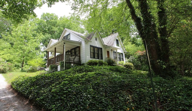 Downtown Brevard Cottage~ Short Stroll to Main Street~ Hiking & Biking Close By in Brevard