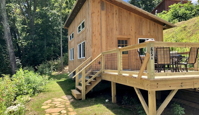 ★ Downtown Rustic Mid-Century Cottage w/views ★